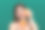 特写美丽的年轻女子与明亮的颜色化妆挤橙汁出一个橙色的一半图片下载