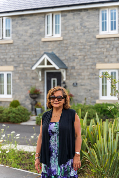 高级西班牙女性肖像在城市设置图片下载