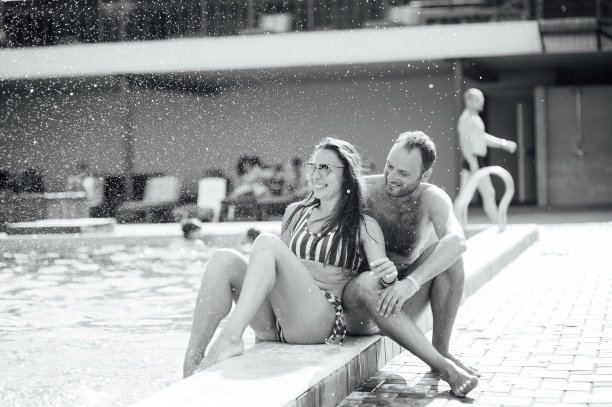 一对漂亮的夫妇在泳池边玩图片下载