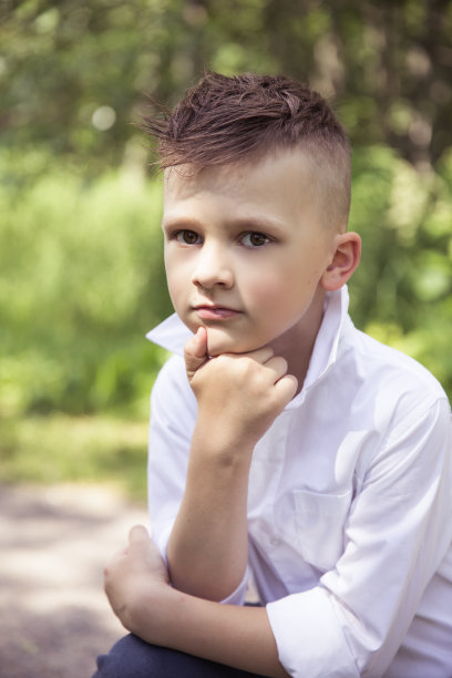 年轻照片男模特摆姿势，时尚肖像图片下载