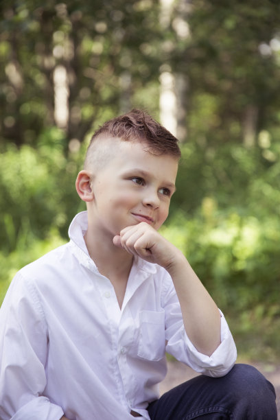 年轻照片男模特摆姿势，时尚肖像图片下载