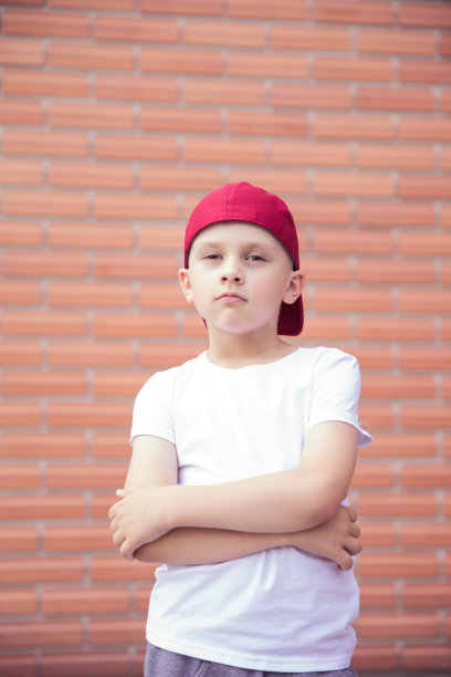 年轻照片男模特摆姿势，时尚肖像图片下载