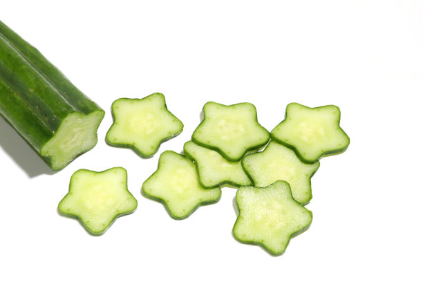 白色背景下的星形黄瓜图片下载