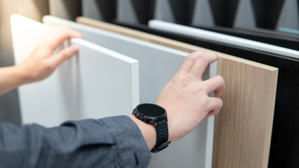 男手选择橱柜或台面材料图片下载