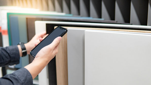 在选择橱柜材料时使用智能手机图片下载