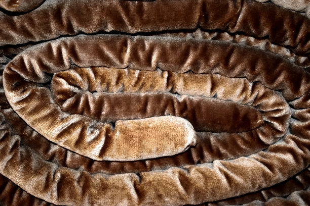 棕色折叠毯卷图片下载