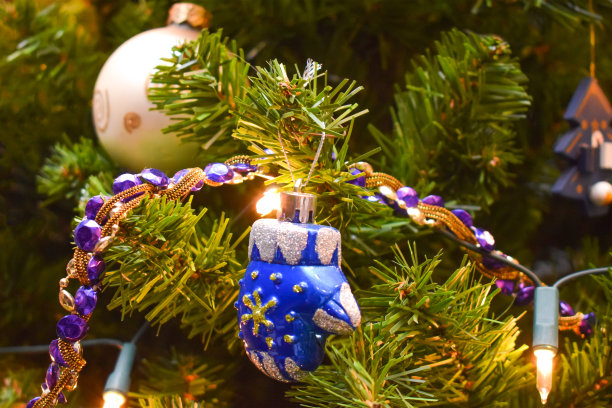 圣诞树上有花环的圣诞装饰品图片下载