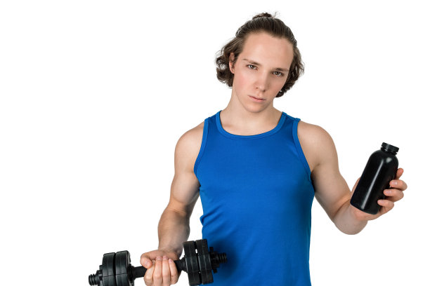 穿着蓝色衬衫的英俊年轻人举着哑铃。白色背景隔离图片下载