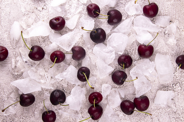 碎冰上的新鲜甜樱桃图片下载