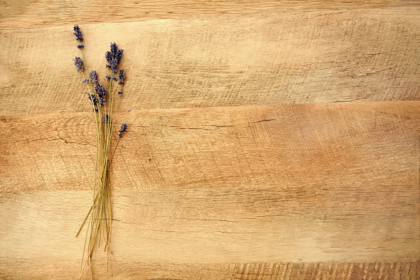 木质背景上的薰衣草图片下载