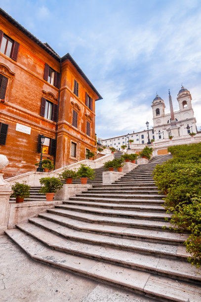 西班牙广场和 Trinita dei Monti 教堂的西班牙阶梯图片下载