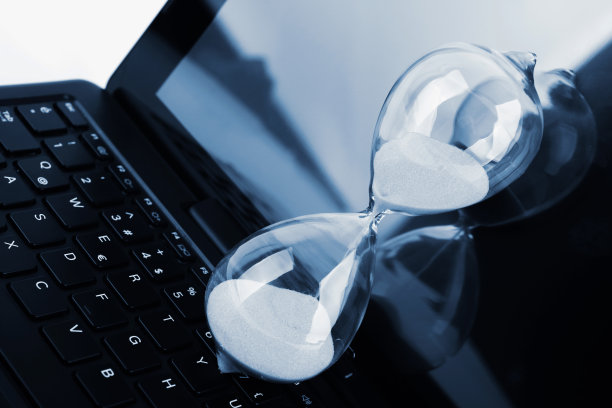 笔记本键盘上的沙漏，时间管理图片下载