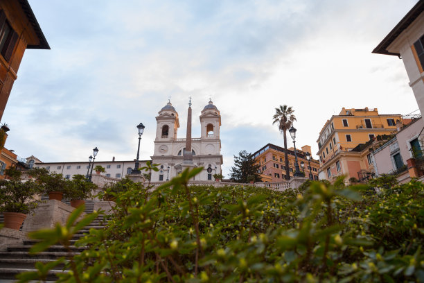 西班牙广场和 Trinita dei Monti 教堂的西班牙阶梯图片下载