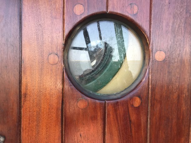 深而丰富的红木色的舷窗图片下载