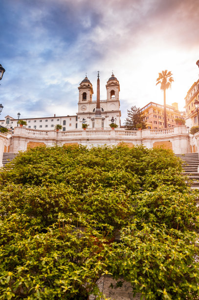 西班牙广场和 Trinita dei Monti 教堂的西班牙阶梯图片下载