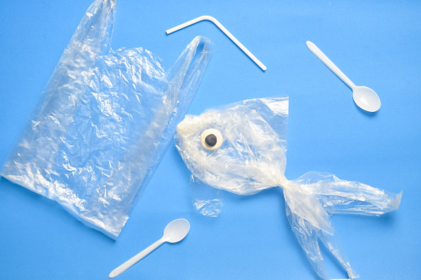 26、杜绝海洋塑料污染，节约环境理念。塑料袋里的鱼。图片下载