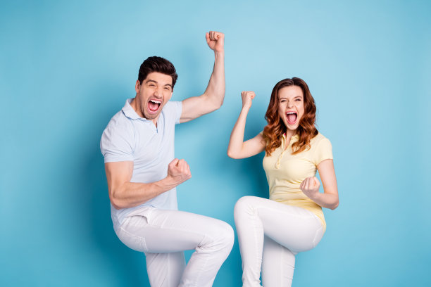 头像照片的一对狐狸女士深色的家伙大喊支持最喜欢的足球队穿休闲t恤孤立的蓝色背景图片下载