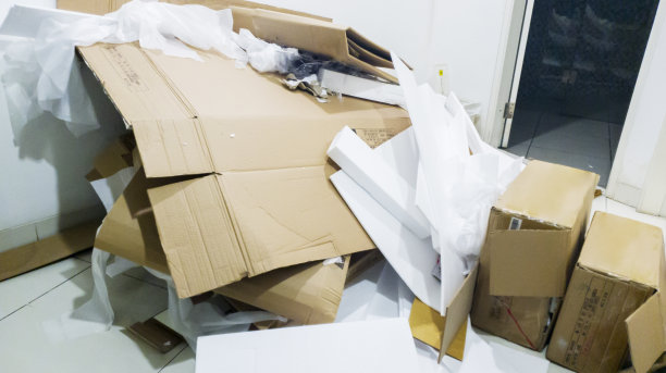 纸板箱和泡沫塑料垃圾图片下载