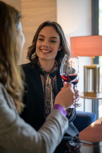 商界女性用葡萄酒祝酒图片下载