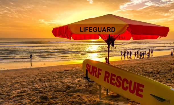 巴厘岛库塔海滩上的救援板的日落照片图片下载