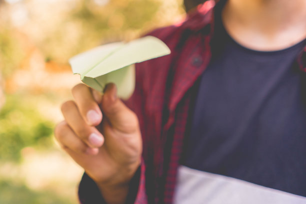 7、捧着纸飞机放暑假，理念成功图片下载