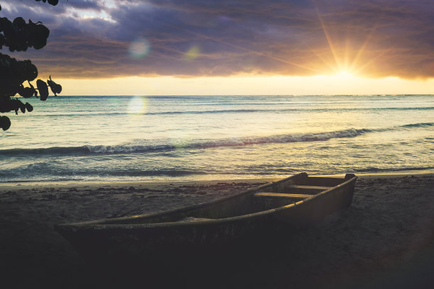 热带海滩上的日落。图片下载