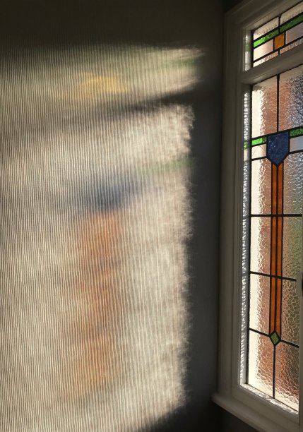 彩色玻璃窗的阴影图片下载