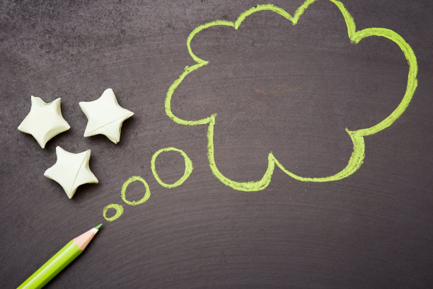 "思考"泡泡用绿色的折纸星星画在黑板上图片下载
