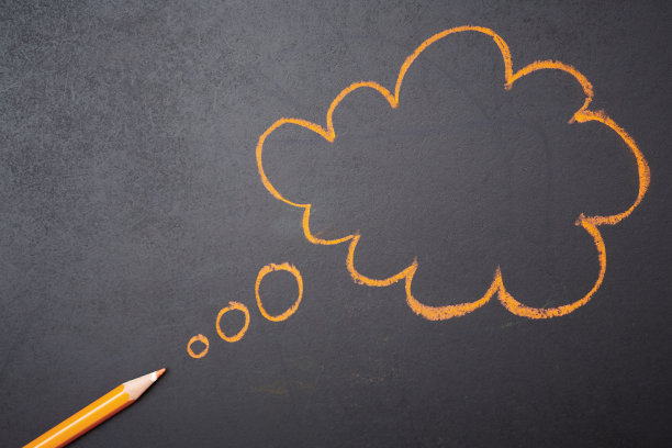 “思考”泡泡用橙色画在黑板上图片下载