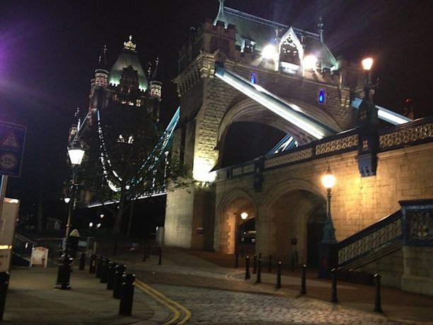 被照亮的伦敦塔桥在夜晚图片下载