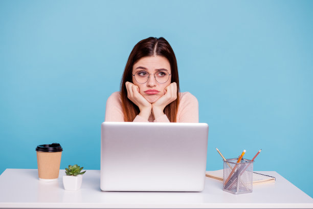 近距离的照片美丽的她她的女士的手手臂瘦瘦的保持空气狐狸的头坐桌子桌子笔记本办公室工作迫不及待地回家工作穿休闲的柔和的套衫孤立的亮蓝色背景图片下载