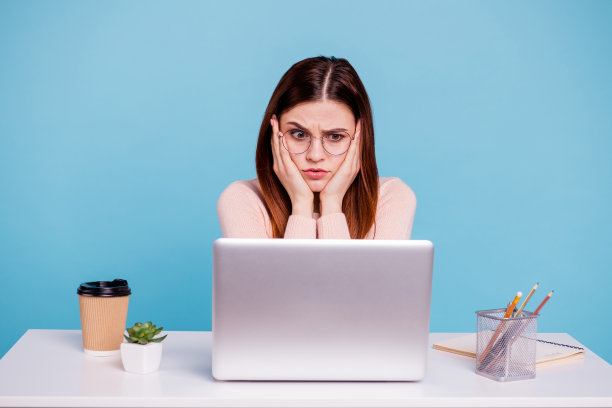 近距离的照片美丽的她她的性感的女士手手臂颧骨坐桌子桌子看起来笔记本史诗失败失败者大量的责任家务过期穿休闲柔和暖和的套头衫孤立的亮蓝色背景图片下载