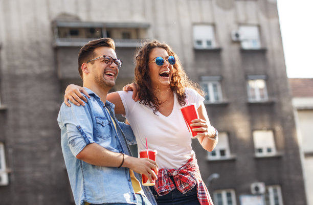 朋友们常在街上闲逛。图片下载