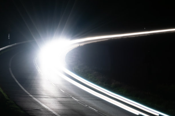 夜晚的车灯图片下载