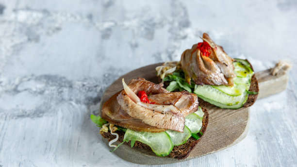 近距离的照片肉类零食的石头背景图片下载