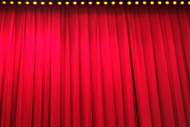 深红色的窗帘图片下载