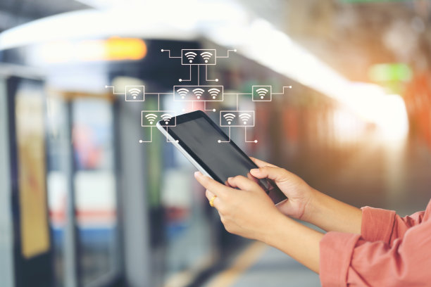 物联网(IoT)，在泰国曼谷的BTS空中列车上手持智能手机的女人，用全息图或图标通信互联网网络连接图片下载