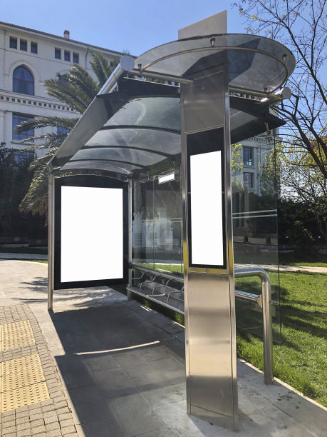 一个没有张贴海报的公共汽车站图片下载