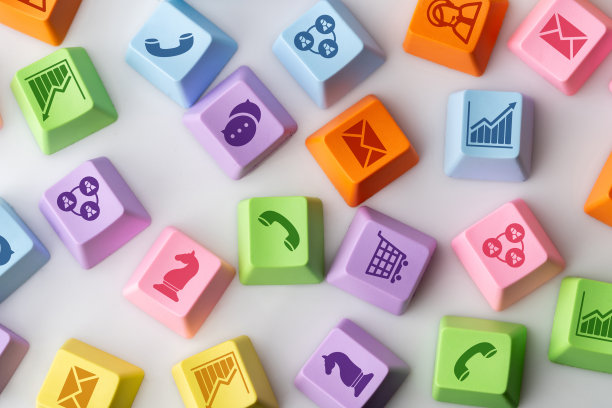 商业，营销和网上购物战略概念图标上的彩色电脑键盘图片下载