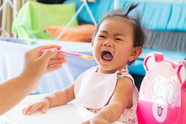 亚洲女婴哭着要吃东西图片下载