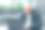 有魅力的成年成功秃头男子，穿着黑色夹克和笔记本电脑在街头咖啡馆的城市图片下载