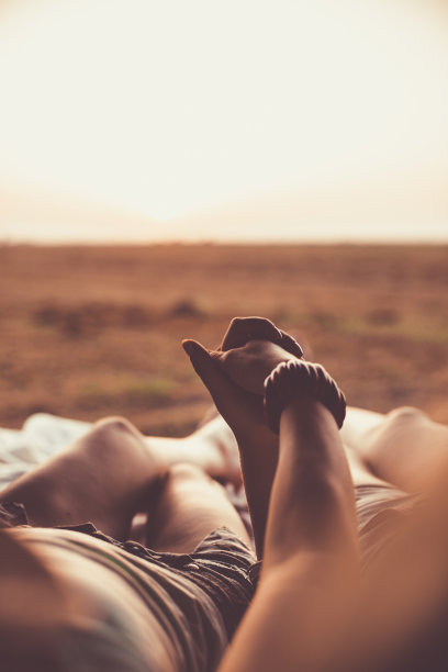 两个年轻女人手牵着手图片下载