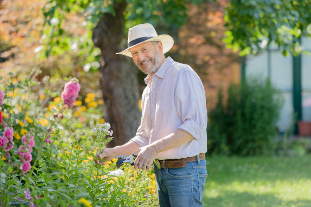 老年人园艺-老年人在他的花园里，园艺图片下载