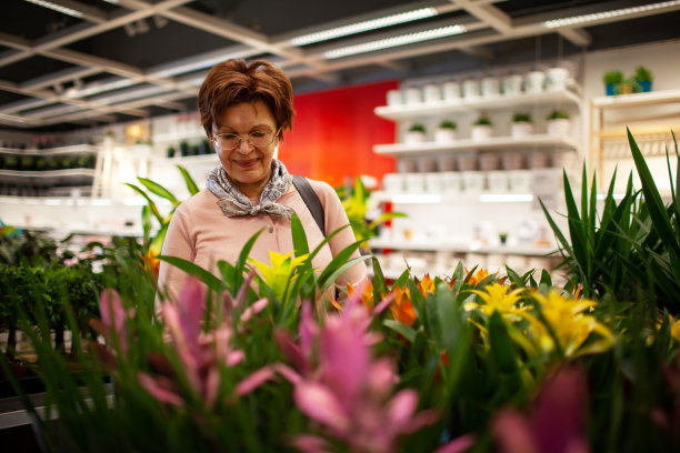 快乐的中年妇女在家具店的肖像图片下载