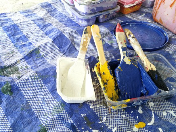 彩色画笔在蓝色床单上。图片下载