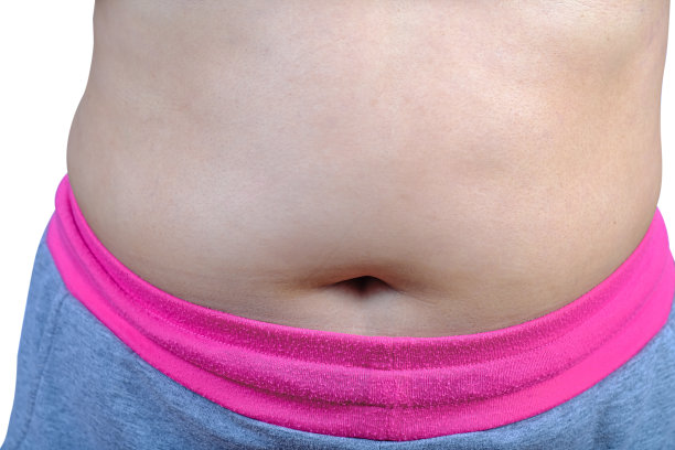 女性身体腹部肥胖，超重的女性用少量的食物试图减肥。图片下载