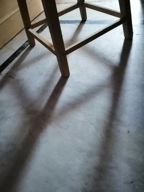 桌子的影子在地板上。图片下载