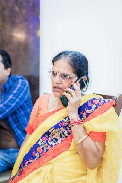 用手机聊天的高级女性图片下载