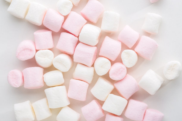 白色背景上的白色和浅粉色的迷你棉花糖。图片下载