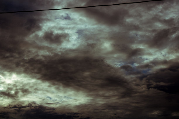 阴天的低角度视图图片下载